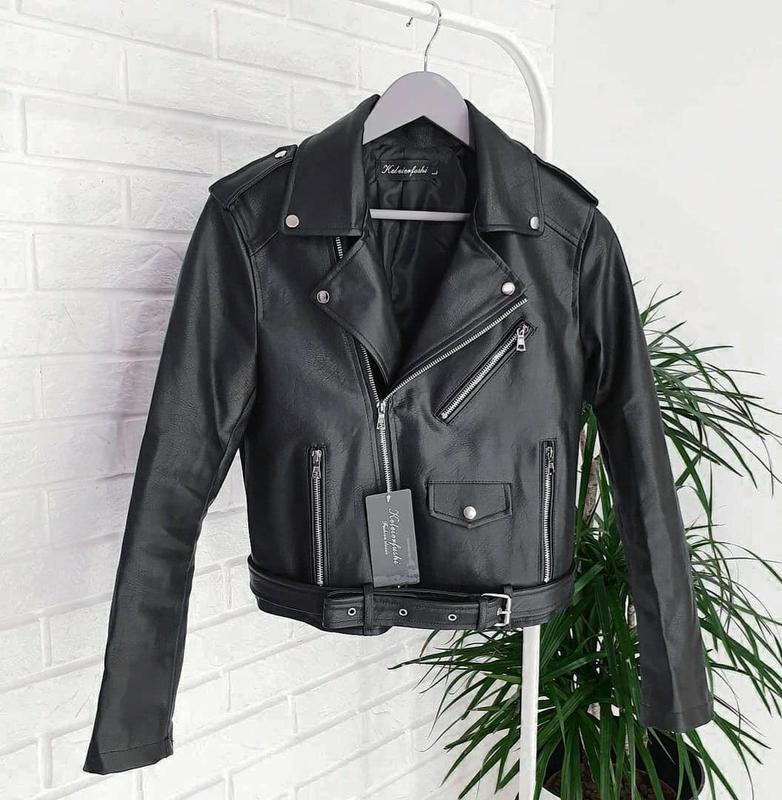 Розкриття стильної привабливості шкіряної байкерської куртки