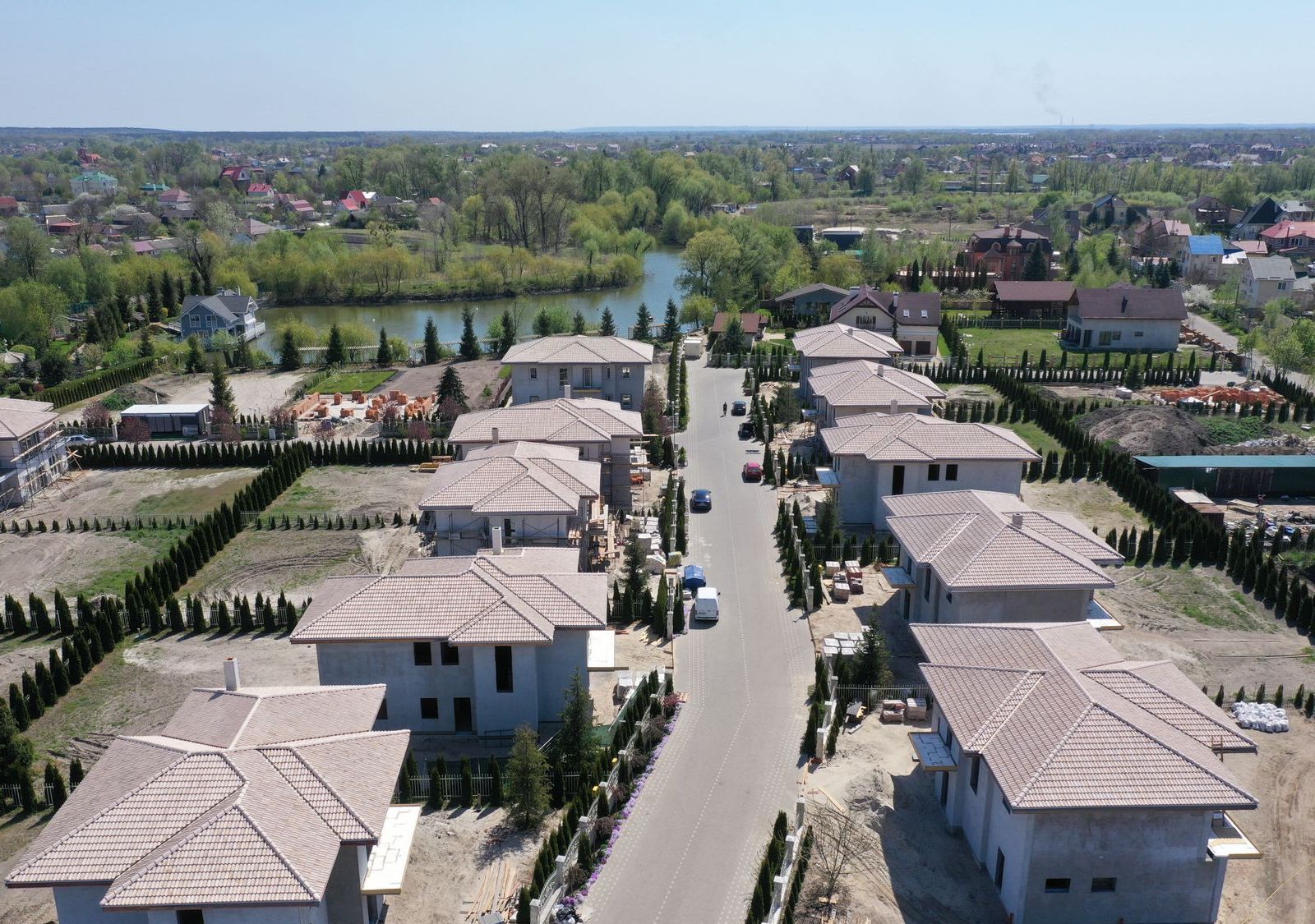 Дом в коттеджном городке — лучший выбор в плане безопасности и комфорта